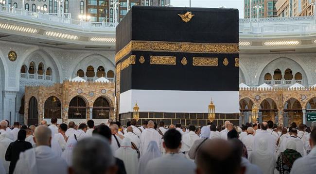 حجاج بيت الله الحرام يؤدون طواف الإفاضة في أجواء إيمانية