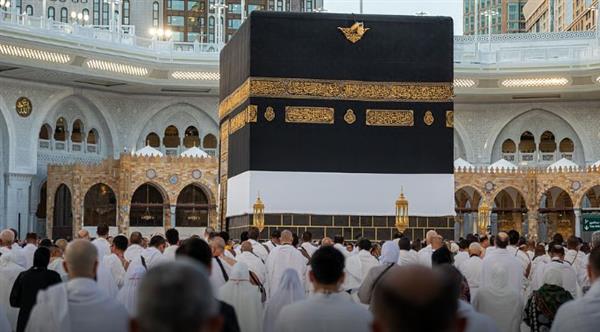 حجاج بيت الله الحرام يؤدون طواف الإفاضة في أجواء إيمانية
