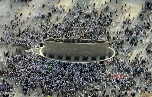 حجاج القرعة يلقون جمرة العقبة الكبرى وسط تنظيم دقيق
