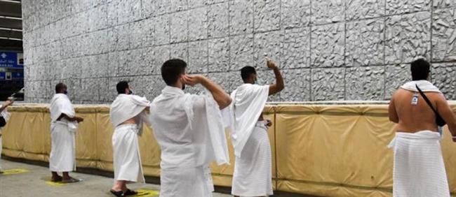 حجاج بيت الله الحرام يرمون الجمرات الثلاث في أول أيام التشريق
