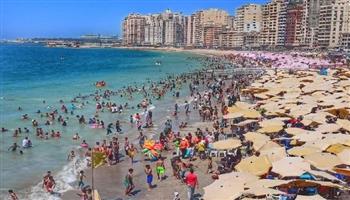   شواطئ الإسكندرية تشهد إقبالا كبيرا صباح ثالث أيام عيد الأضحى
