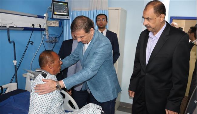 وزير الزراعة يزور مسئول حماية الأراضي المصاب بمستشفى سوهاج الجامعي 