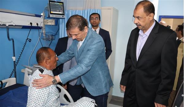 وزير الزراعة يزور مسئول حماية الأراضي المصاب بمستشفى سوهاج الجامعي