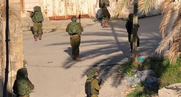 مصادر فلسطينية: الاحتلال يقتحم قرى وبلدات شمال طولكرم ويعتقل شابين