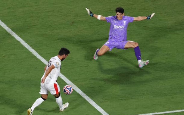 "الأخطبوط الأزرق".. كأس العالم للأندية يبرز تألق ياسين بونو مع الهلال