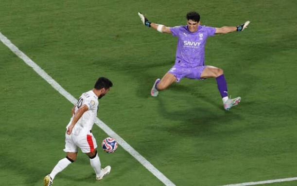 "الأخطبوط الأزرق".. كأس العالم للأندية يبرز تألق ياسين بونو مع الهلال
