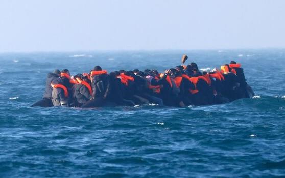 الحكومة البريطانية: 20 ألف مهاجر غير شرعي عبروا بحر المانش