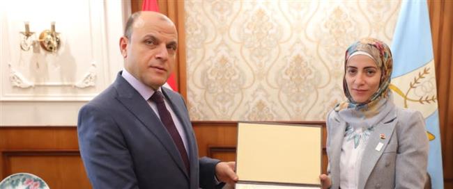 محافظة كفرالشيخ تكرم مسؤولة بمديرية الإسكان لفوزها بـ جائزة الشارقة