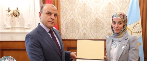 محافظة كفرالشيخ تكرم مسؤولة بمديرية الإسكان لفوزها بـ جائزة الشارقة