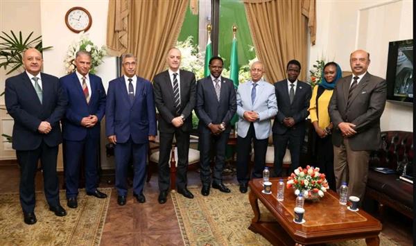 أمين عام المنظمة البحرية لشرق وجنوب وشمال إفريقيا يزور مقر الأكاديمية العربية بأبي قير