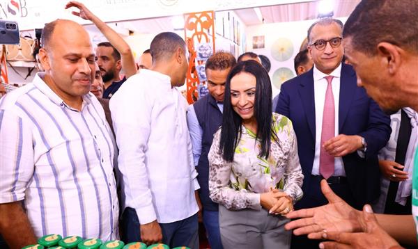 وزيرة التضامن تتفقد أروقة معرض "ديارنا للحرف اليدوية والتراثية" بالساحل الشمالي