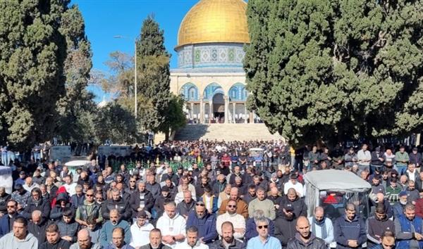 ‎50 ألفًا يؤدون صلاة الجمعة في المسجد الأقصى تحت إجراءات عسكرية مشددة