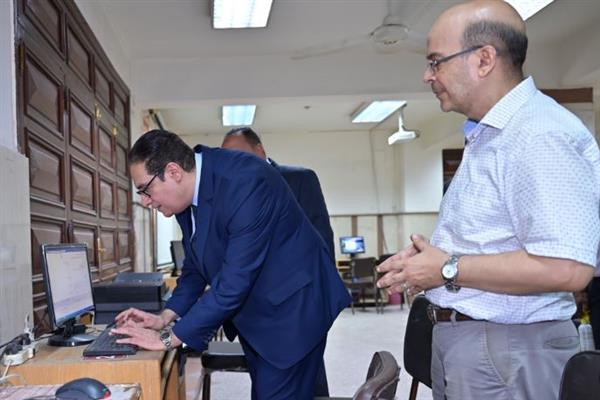 رئيس جامعة القاهرة يتفقد معامل التنسيق الإلكتروني بعدة كليات