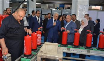   وزير الصناعة يتفقد مصنع "بافاريا "بجسر السويس 