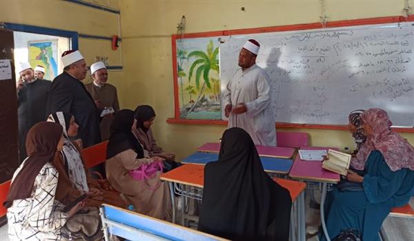 رئيس قطاع المعاهد الأزهرية يتفقد مركز تصحيح الشهادة الثانوية بقنا