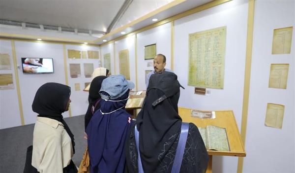 «رصد القمر» يُبهر الزوّار: مخطوطة نادرة في جناح الأزهر تُعيد إحياء أمجاد علم الفلك الإسلامي