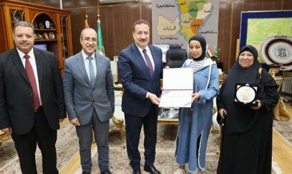 محافظ المنوفية يكرم الطالبة الأولى على الجمهورية بالدبلومات الفنية التجارية