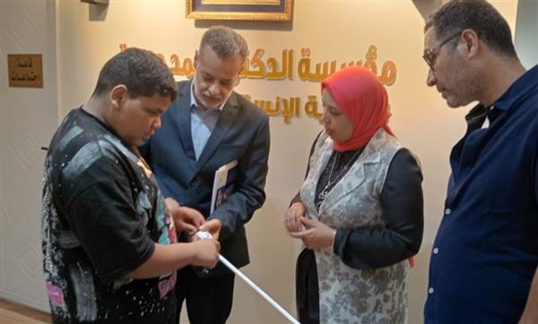 محافظ أسيوط يوجه بتسليم عصا ذكية للطالب محمد ممدوح بمدرسة النور للمكفوفين