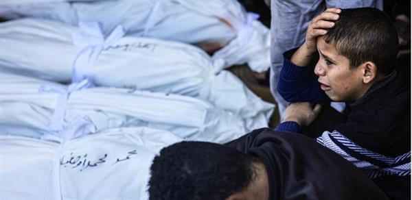 ارتقاء 15 شهيدا فلسطينيا من عائلة واحدة بينهم 10 أطفال
