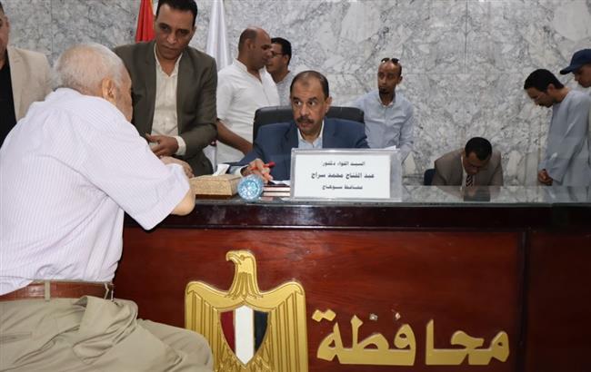 محافظ سوهاج يعقد اللقاء الجماهيري الأسبوعي للاستماع إلى شكاوى وطلبات المواطنين