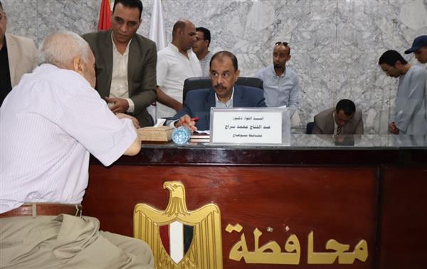 محافظ سوهاج يعقد اللقاء الجماهيري الأسبوعي للاستماع إلى شكاوى وطلبات المواطنين