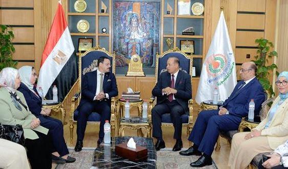 رئيس جامعة المنصورة يستقبل مساعد وزير التجارة ضمن مبادرة "معًا بالوعي نحميها