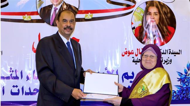 محافظ سوهاج يكرم 15 من الفائزين في مسابقة "الأم المثالية" و "الأب المثالي "
