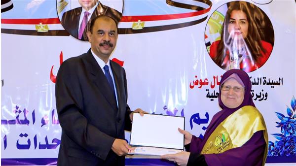محافظ سوهاج يكرم 15 من الفائزين في مسابقة "الأم المثالية" و "الأب المثالي "