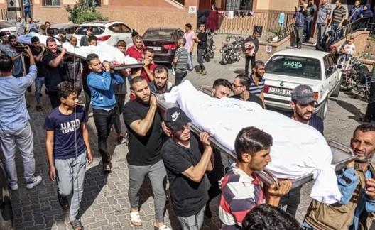 استشهاد 12 فلسطينيًا في قصف الاحتلال على دير البلح والسودانية