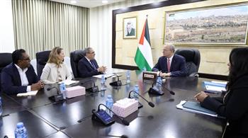   رئيس الوزراء الفلسطيني يبحث مع مسئول أممي آخر المستجدات في غزة