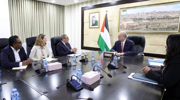 رئيس الوزراء الفلسطيني يبحث مع مسئول أممي آخر المستجدات في غزة