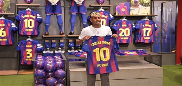 على خطى ميسي.. لامين يامال يرتدي القميص رقم 10 مع برشلونة