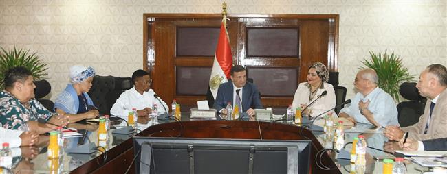 وزير الزراعة يبحث مع النقابة العامة للعاملين بالبنوك والتأمينات بجنوب افريقيا التعاون 
