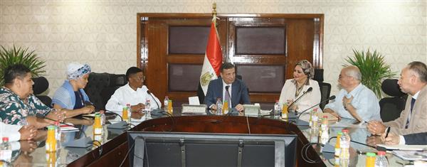 وزير الزراعة يبحث مع النقابة العامة للعاملين بالبنوك والتأمينات بجنوب افريقيا التعاون