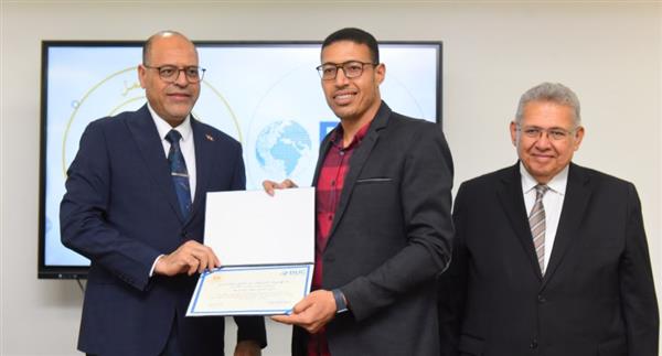 وزير العمل يُسلم شهادات إجتياز دورة تدريبية على مهنة "المَسّاح العام" لطلبة قسم الجغرافيا