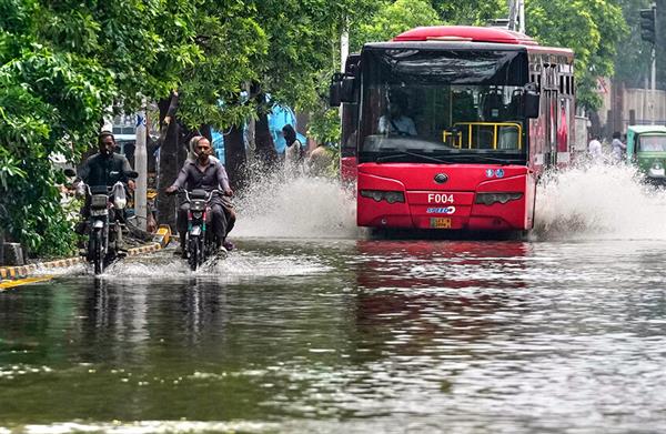 كارثة في البنجاب: 63 قتيلا و290 مصابا خلال يوم واحد بسبب الأمطار الموسمية