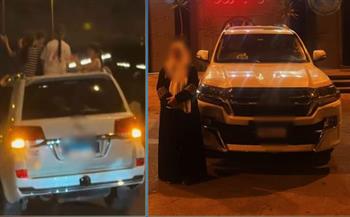   ضبط سائق سمح لأطفال بالجلوس على الأجزاء الخارجية للسيارة أثناء السير