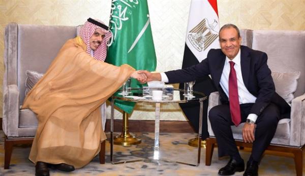 وزير الخارجية ونظيره السعودي يؤكدان على عمق العلاقات الثنائية والروابط الأخوية بين البلدين