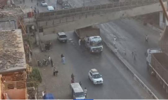 سقوط كوبري المشاة على الطريق الزراعي بطوخ بسبب اصطدام سيارة نقل محملة بلودر