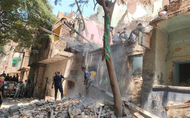 محافظ القاهرة يتابع أعمال الحماية المدنية في التعامل مع العقار المنهار بحي مصر القديمة