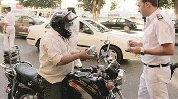 تحرير مئات المخالفات لسائقي الدراجات النارية للقيادة بدون خوذة