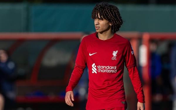 نجم مصري جديد يوقع عقدًا مع ليفربول