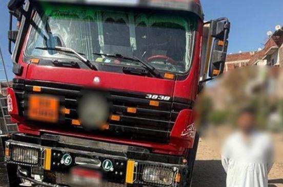 لا يحمل تراخيص.. ضبط سائق نقل دهس سيارة مواطن بالشرقية
