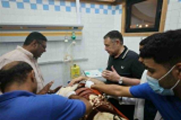 تحرك سريع واستقبال بمطار الجونة.. محافظ البحر الأحمر في موقع حادث حفار جبل الزيت ويزور الناجيين