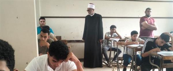 طلاب العلمي بالشهادة الثانوية الأزهرية يؤدون امتحان الكيمياء في أجواء مستقرة