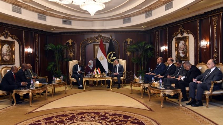 وزير الداخلية يبحث التعاون المشترك مع وزير داخلية جزر القمر