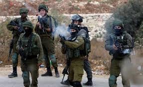   إصابة عشرات الفلسطينيين في هجوم للمستوطنين وقوات الاحتلال على قرية المغير