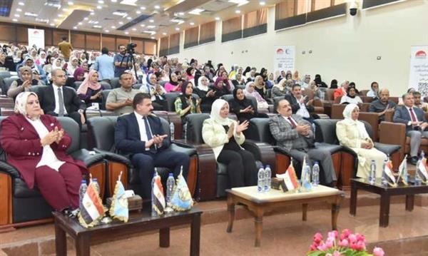محافظ مطروح يشيد ببرنامج المرأة تقود في المحافظات المصرية