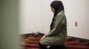 حكم صلاة المرأة في المكتب أمام الرجال؟