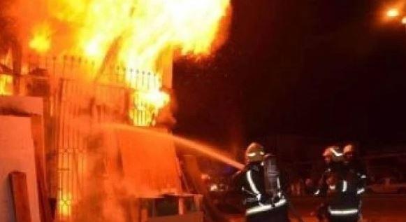 بدون إصابات.. إخماد حريق مخزن أسفل عقار في حلوان